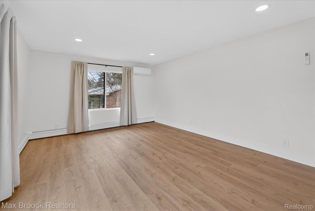 22525 Riverdale Drive, Southfield, MI 48033