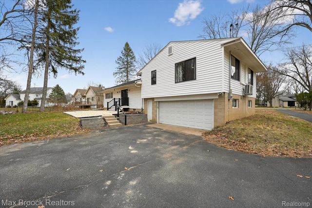 22525 Riverdale Drive, Southfield, MI 48033