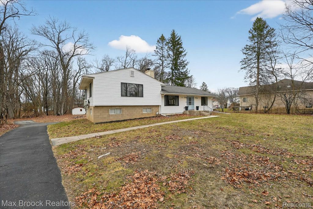 22525 Riverdale Drive, Southfield, MI 48033