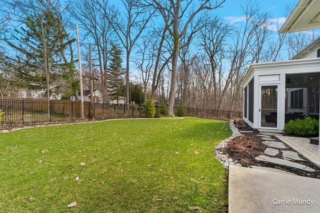 2725 Beechwood Drive SE, Grand Rapids, MI 49506