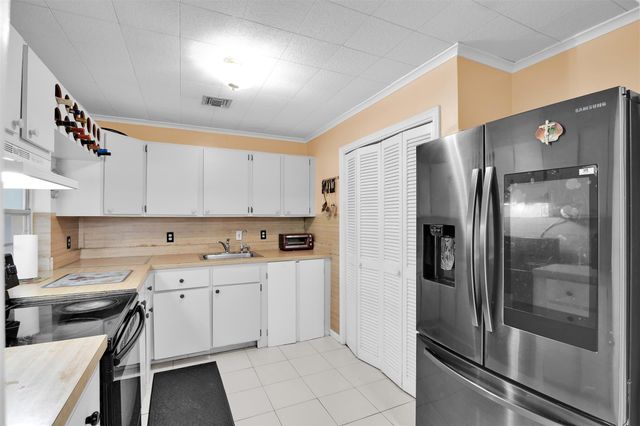 324 Davis Rd, Palm Springs, FL 33461