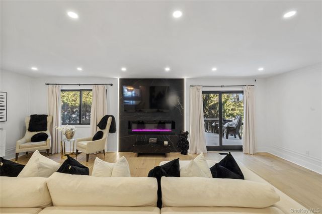 24 Chestnut Lane, Woodbury, NY 11797