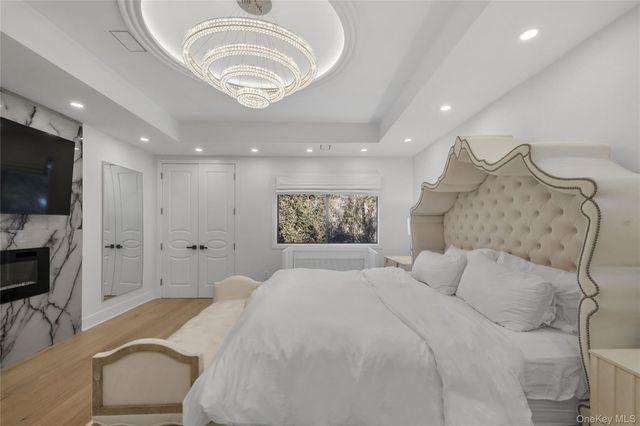 24 Chestnut Lane, Woodbury, NY 11797