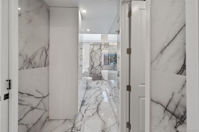 24 Chestnut Lane, Woodbury, NY 11797