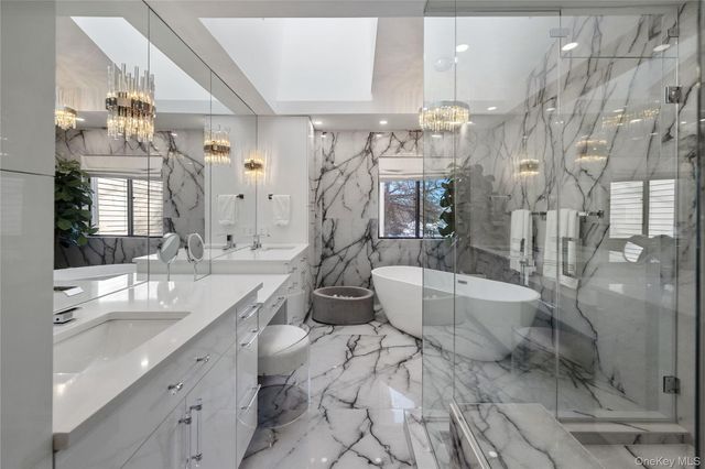 24 Chestnut Lane, Woodbury, NY 11797