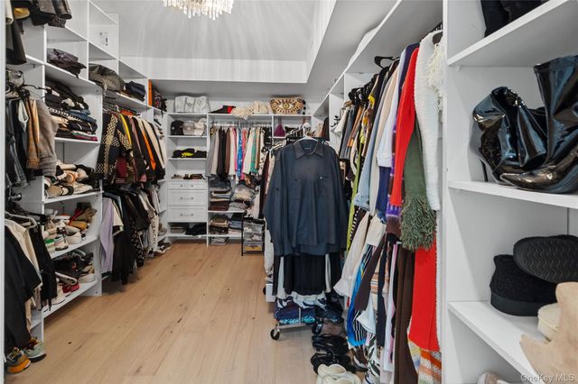 24 Chestnut Lane, Woodbury, NY 11797