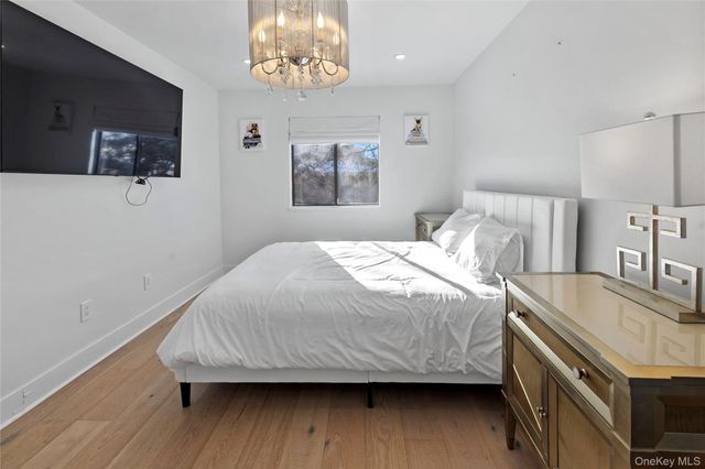 24 Chestnut Lane, Woodbury, NY 11797