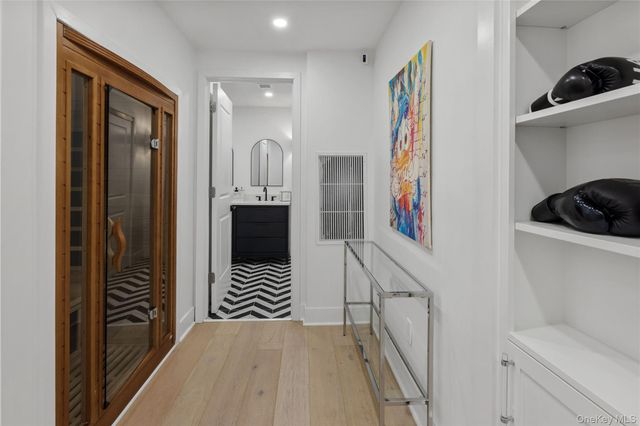 24 Chestnut Lane, Woodbury, NY 11797