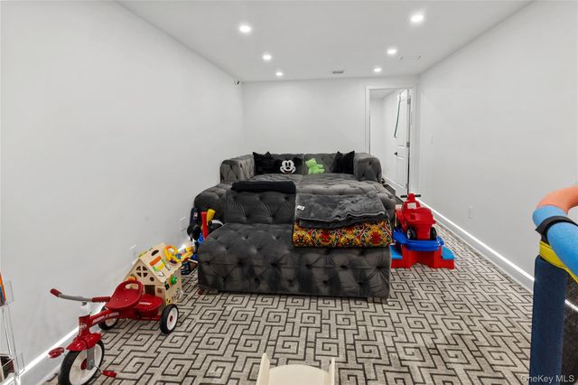 24 Chestnut Lane, Woodbury, NY 11797