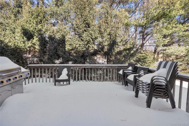 24 Chestnut Lane, Woodbury, NY 11797