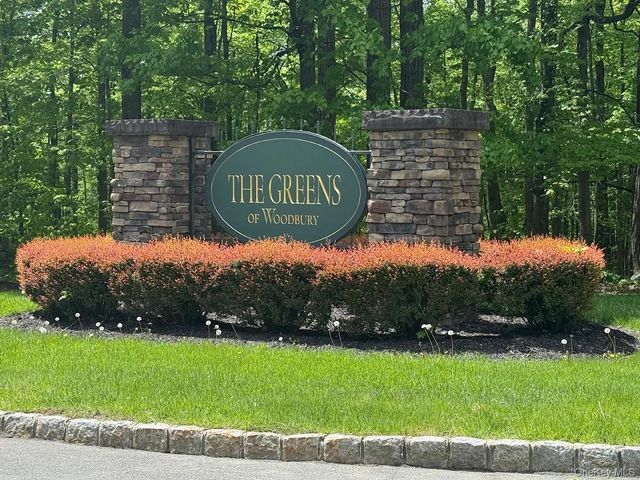 24 Chestnut Lane, Woodbury, NY 11797