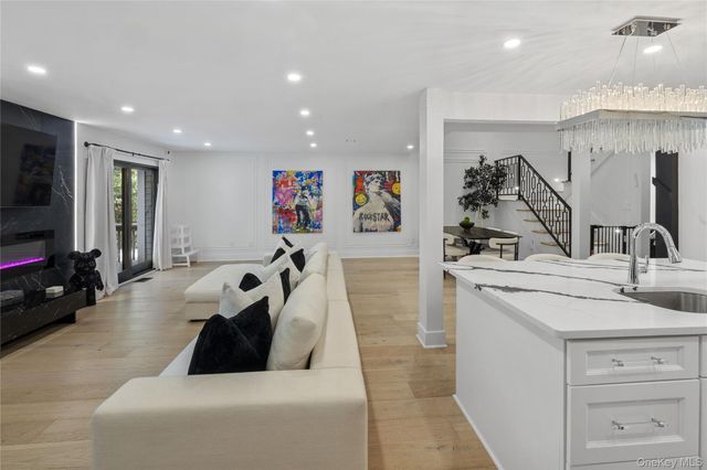 24 Chestnut Lane, Woodbury, NY 11797