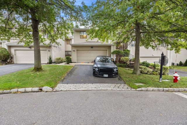 24 Chestnut Lane, Woodbury, NY 11797