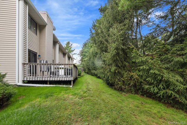 24 Chestnut Lane, Woodbury, NY 11797