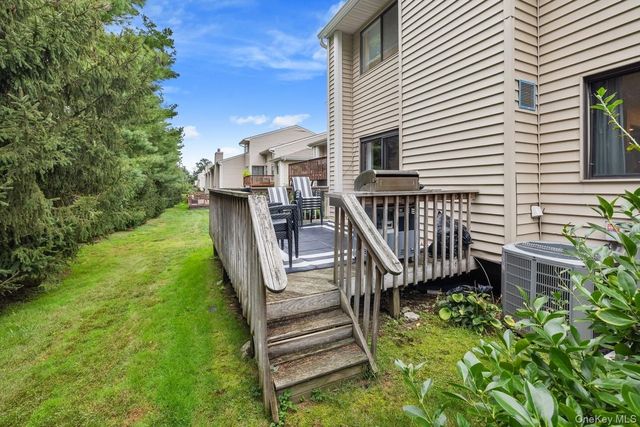24 Chestnut Lane, Woodbury, NY 11797