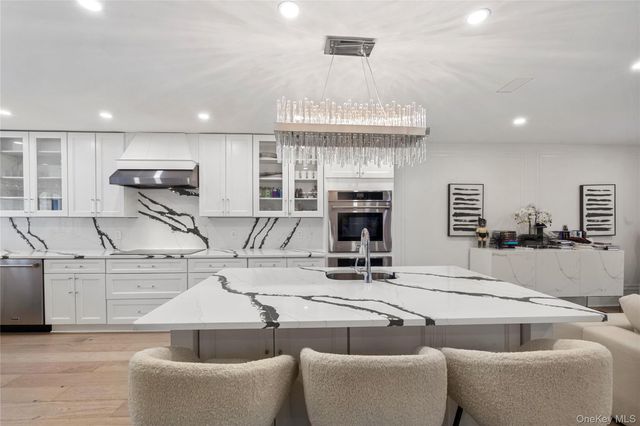 24 Chestnut Lane, Woodbury, NY 11797