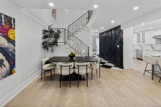 24 Chestnut Lane, Woodbury, NY 11797