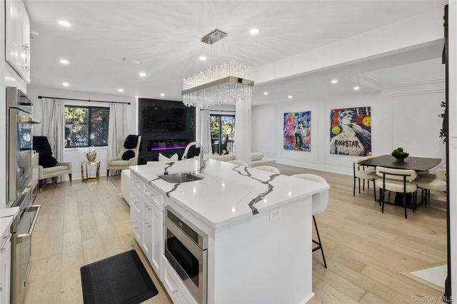 24 Chestnut Lane, Woodbury, NY 11797