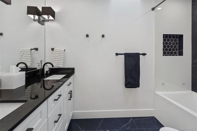 24 Chestnut Lane, Woodbury, NY 11797