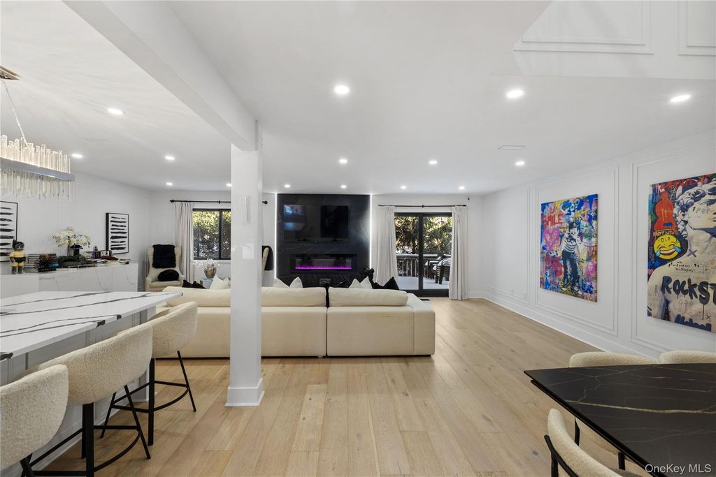 24 Chestnut Lane, Woodbury, NY 11797