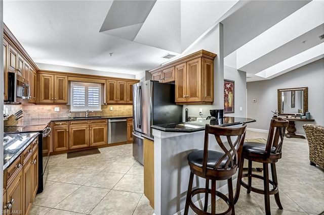 760 Waterford DR 303, Naples, FL 34113