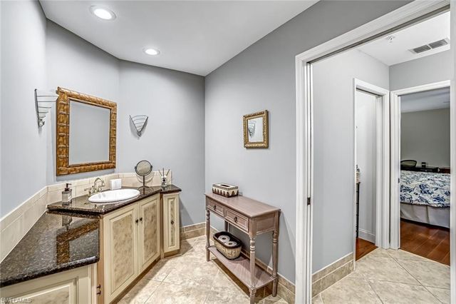 760 Waterford DR 303, Naples, FL 34113