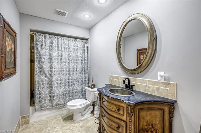 760 Waterford DR 303, Naples, FL 34113