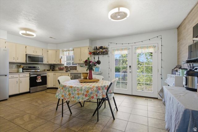 2811 W LASTRADA WAY, Riverton, UT 84065