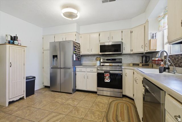 2811 W LASTRADA WAY, Riverton, UT 84065