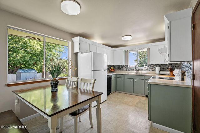 405 N 61st Ave, Yakima, WA 98908