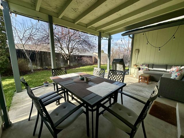 135 Meadow Slope Drive, Talent, OR 97540