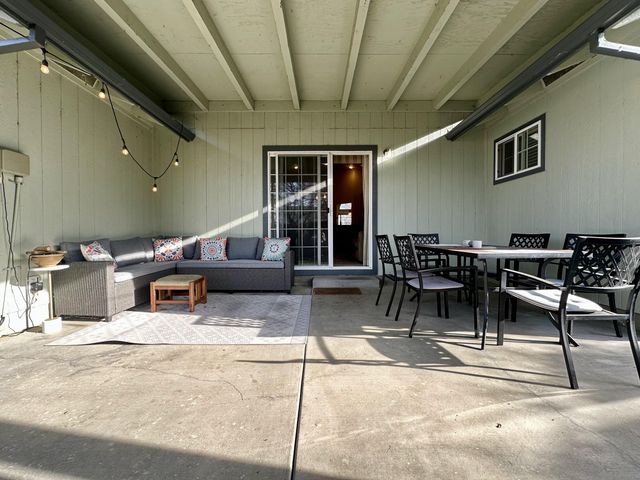 135 Meadow Slope Drive, Talent, OR 97540