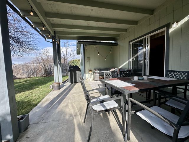 135 Meadow Slope Drive, Talent, OR 97540