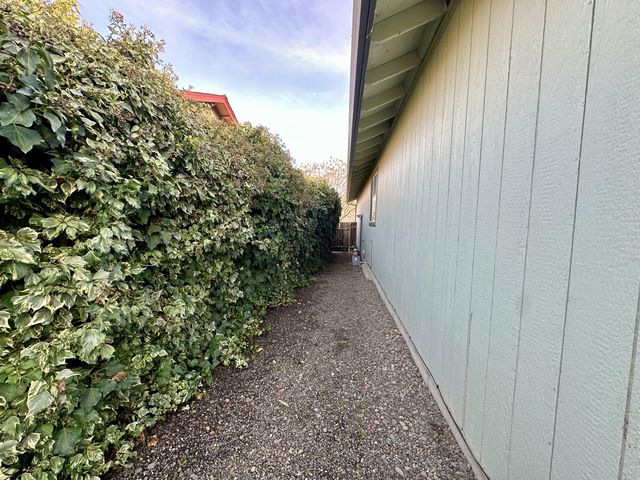 135 Meadow Slope Drive, Talent, OR 97540