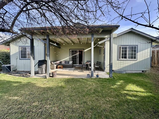 135 Meadow Slope Drive, Talent, OR 97540