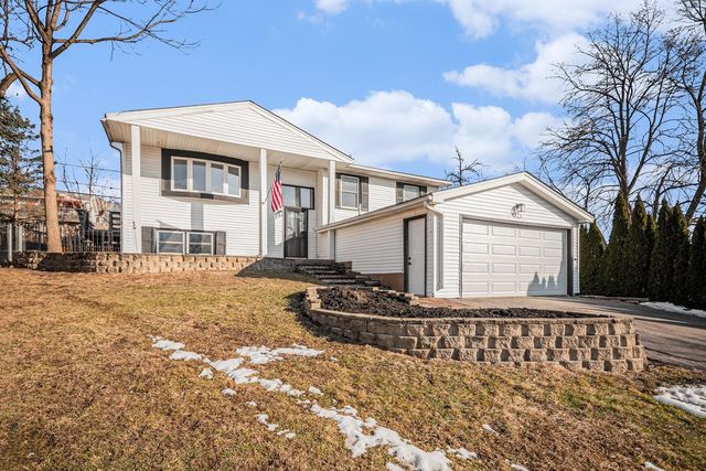 521 Pawnee Drive, Lake In The Hills, IL 60156