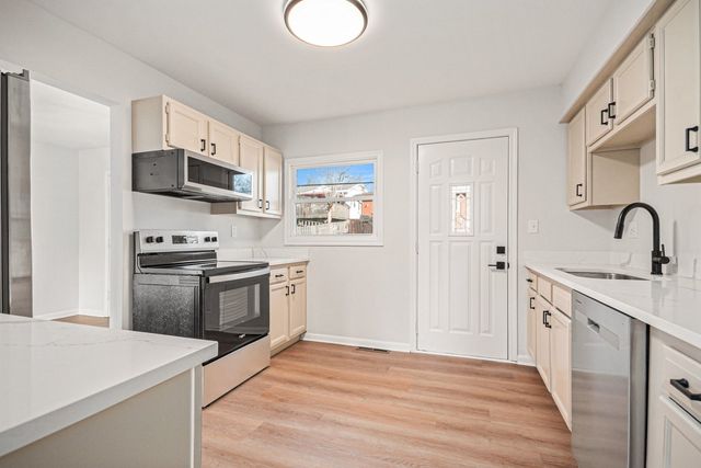 521 Pawnee Drive, Lake In The Hills, IL 60156