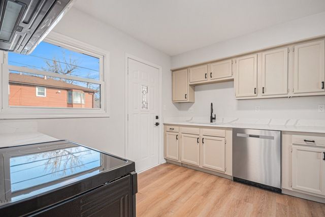 521 Pawnee Drive, Lake In The Hills, IL 60156