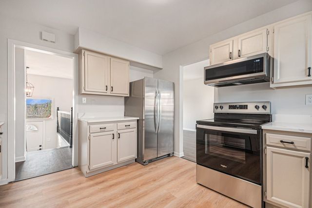 521 Pawnee Drive, Lake In The Hills, IL 60156