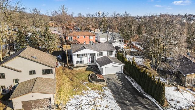 521 Pawnee Drive, Lake In The Hills, IL 60156