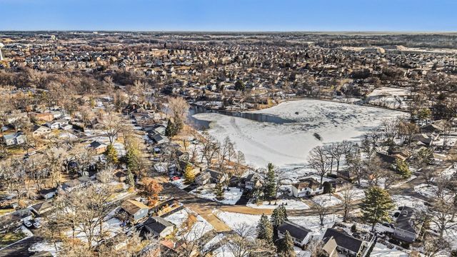 521 Pawnee Drive, Lake In The Hills, IL 60156