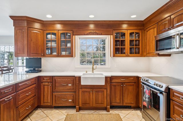 31 Fox Hunt Lane, Cold Spring Harbor, NY 11724