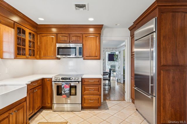 31 Fox Hunt Lane, Cold Spring Harbor, NY 11724