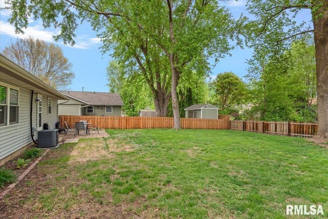 18 NOTTINGHAM Drive, Chatham, IL 62629