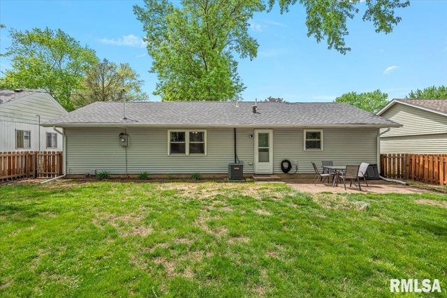 18 NOTTINGHAM Drive, Chatham, IL 62629