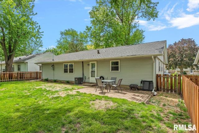 18 NOTTINGHAM Drive, Chatham, IL 62629
