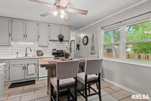 18 NOTTINGHAM Drive, Chatham, IL 62629