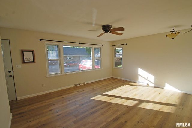 1512 S 7TH Street, Pekin, IL 61554