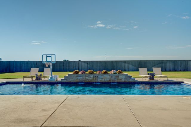 8216 E County Rd 6100, Idalou, TX 79329