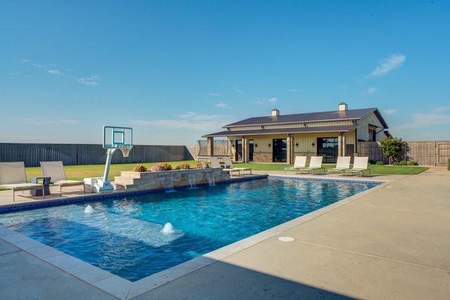 8216 E County Rd 6100, Idalou, TX 79329